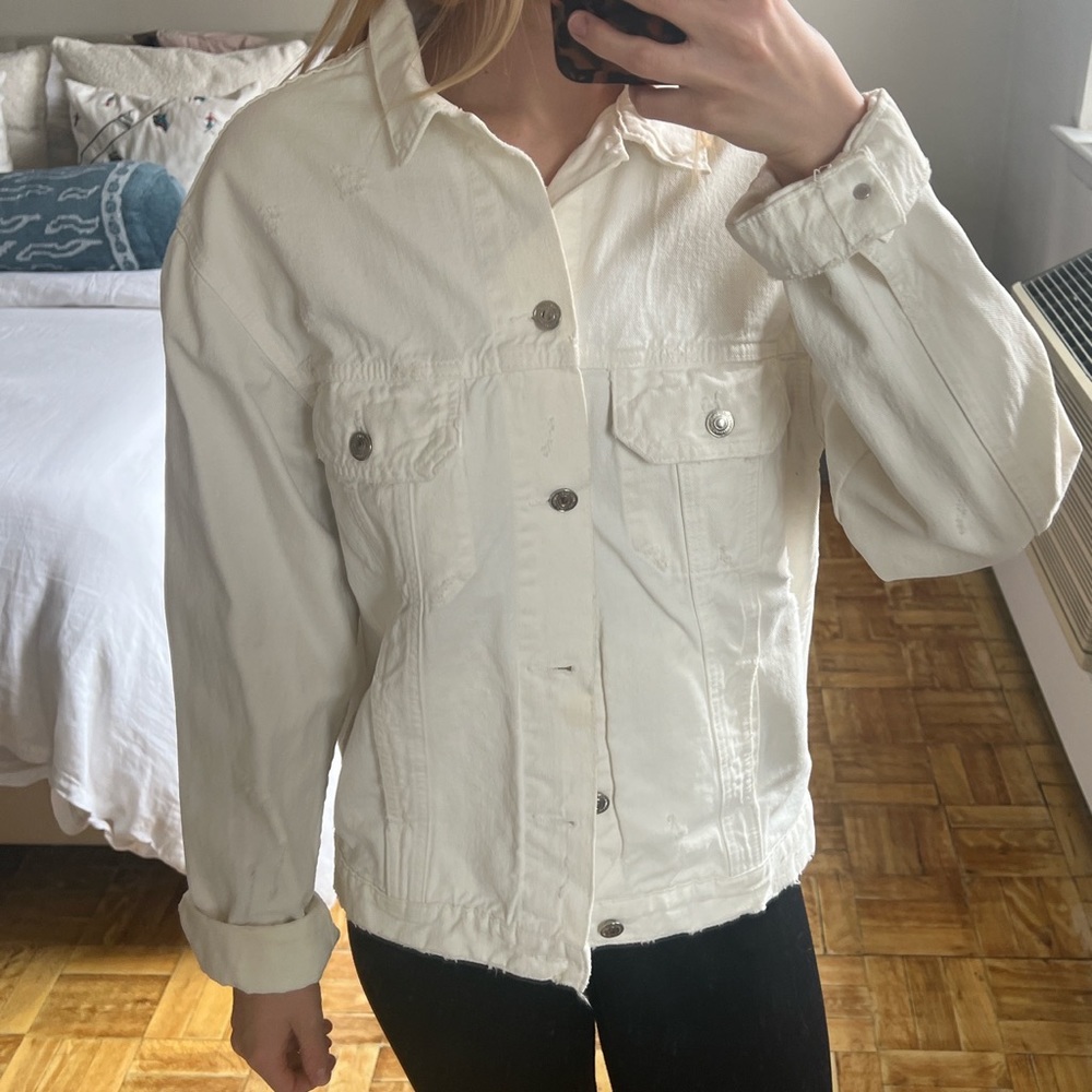 White jean Zara jacket